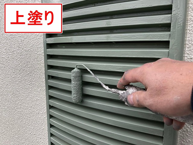 笛吹市で矢切の飾り（換気口）に塗装（上塗り）を行う様子