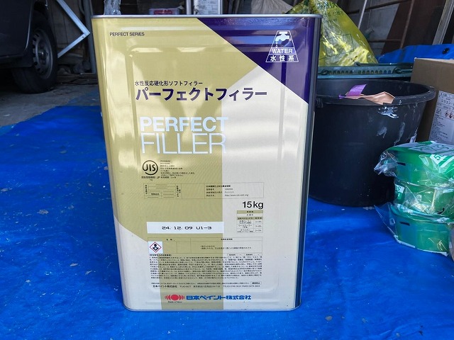 甲府市でモルタル外壁の塗装（下塗り）に使用した塗料（パーフェクトフィラー）