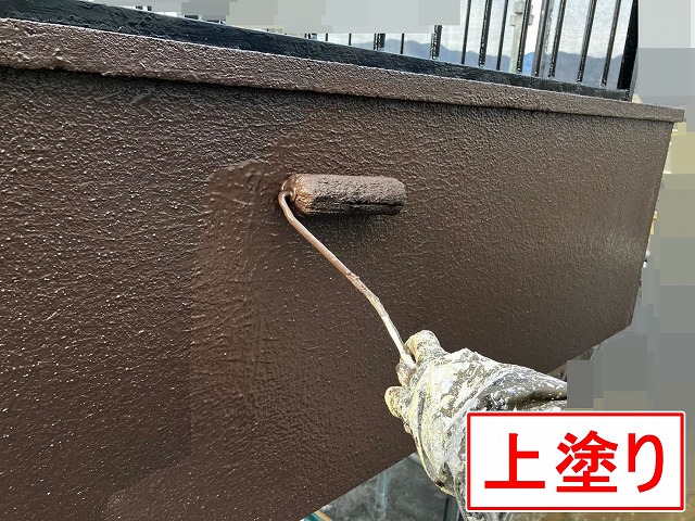 甲府市でパラぺット塗装で上塗りを行う様子