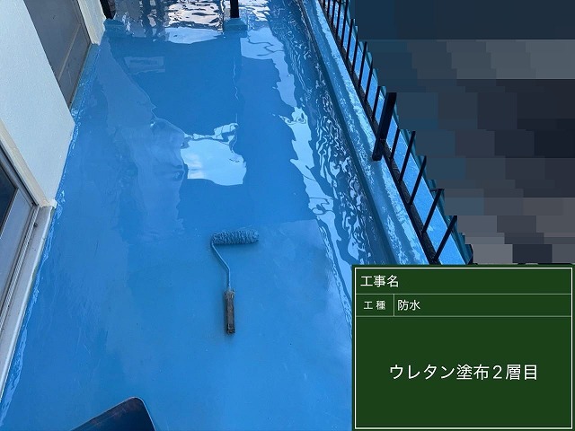 甲府市で屋上防水とベランダ（バルコニー防水）に液体のウレタン樹脂を2回する様子