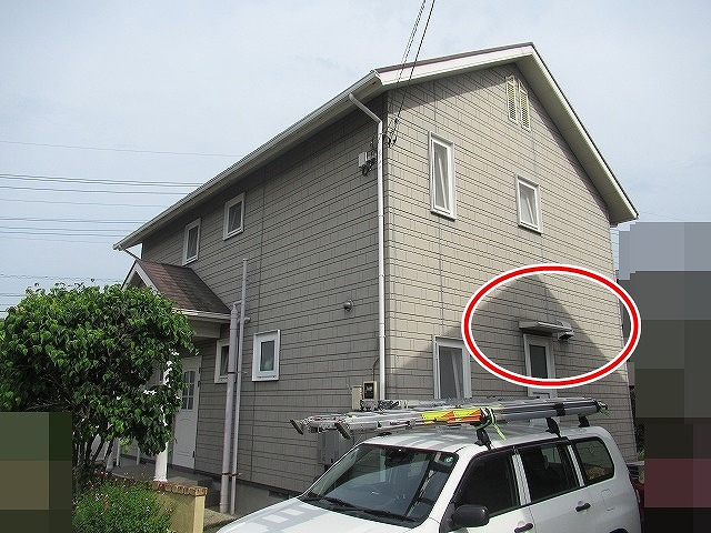 南アルプス市で付帯部（庇・換気フード）を塗装メンテナンスする様子（ビフォーアフター）