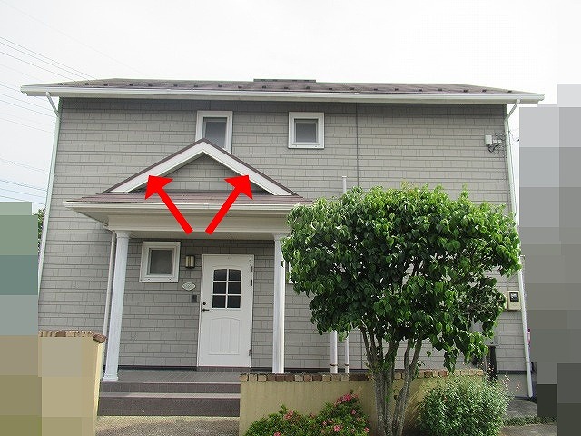 南アルプス市で経年劣化で黒ずみ・変色した破風の塗装メンテナンスのビフォーアフター