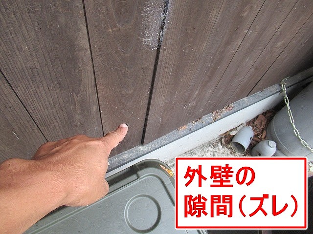 北杜市で別荘（ログハウス）の木部に隙間（ズレ）が発生している様子