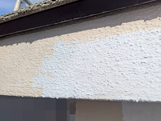 笛吹市でモルタルの軒天・破風を塗装する様子（パーフェクトトップで仕上げ塗装・中塗り）