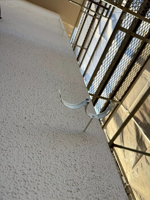 笛吹市で竪樋の交換（雨樋交換）を行う様子