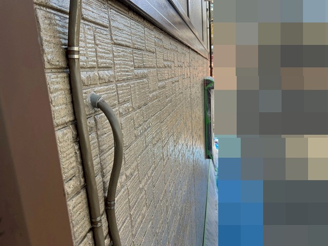 西八代郡市川三郷町でサイディング外壁に下塗り（シーラー）を行う様子