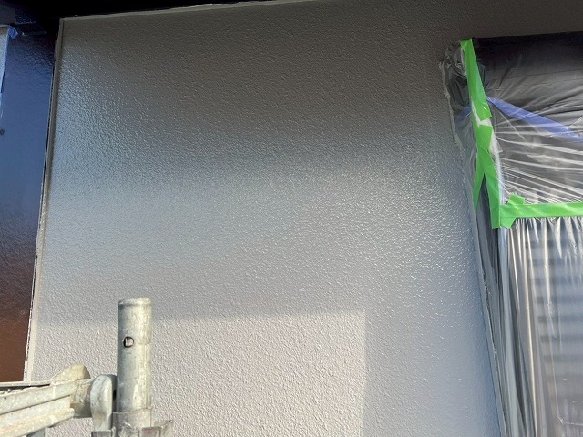 西八代郡市川三郷町でモルタル外壁塗装（中塗り・上塗り）の様子