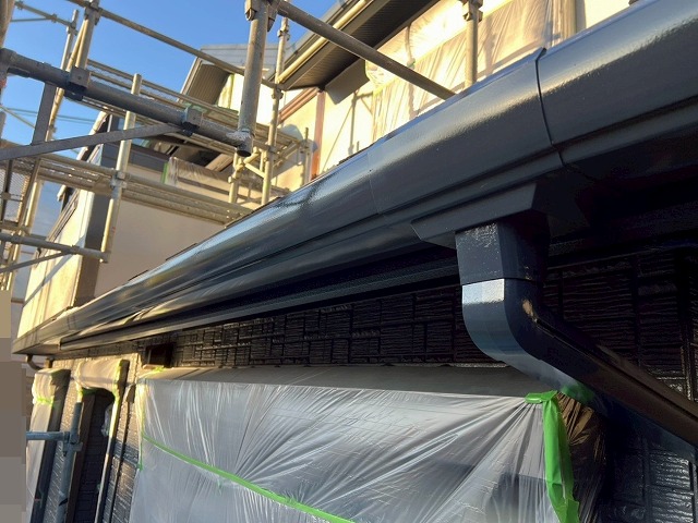 西八代郡市川三郷町で雨樋に目粗し・シリコン塗装を行う様子