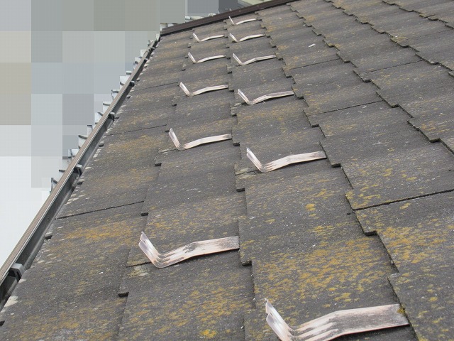 西八代郡市川三郷町で曲がった雪止めの交換・補修を行う様子