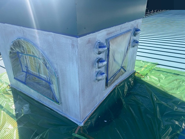 南都留郡富士河口湖町で屋根上部の外壁に下塗りを行う様子