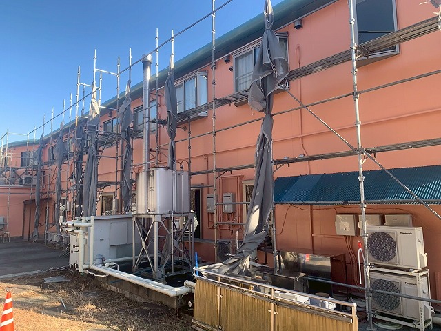 南都留郡富士河口湖町でALCパネル外壁に仕上げ塗装（上塗り）を行う様子