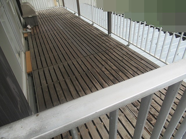 西八代郡市川三郷町で木部（ウッドデッキ・ベランダのすのこ）が色あせている様子