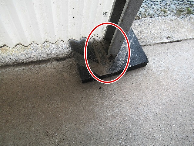 西八代郡市川三郷町で倉庫の鉄骨が錆びて腐食し、欠損している様子