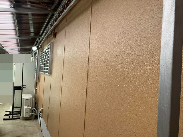 西八代郡市川三郷町でモルタル外壁にラジカル塗装を行う様子（ビフォーアフター）