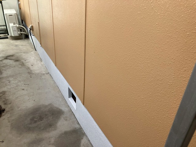 西八代郡市川三郷町で基礎塗装を行う様子（基礎ガード使用）