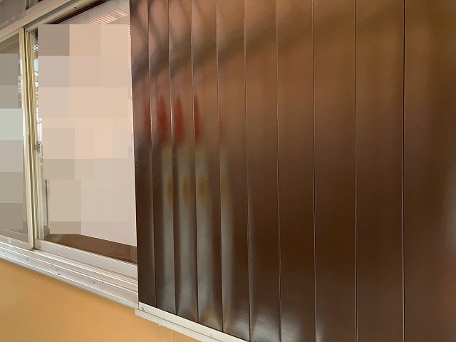 西八代郡市川三郷町で雨戸戸袋の塗装を行う様子（ビフォーアフター）