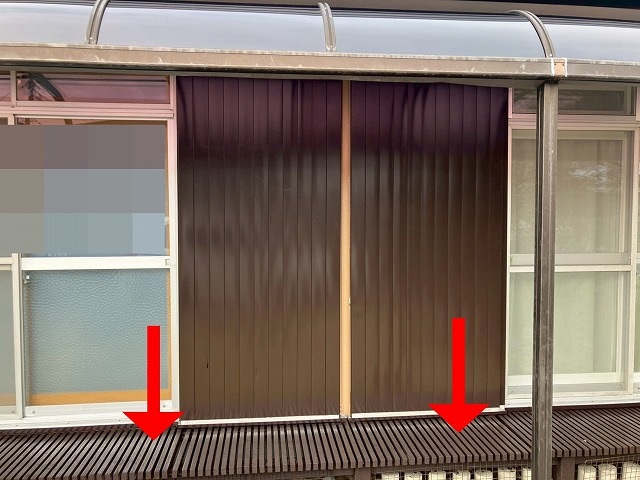 西八代郡市川三郷町でウッドデッキ塗装を行う様子（ケレン作業・下塗り・仕上げ塗装）