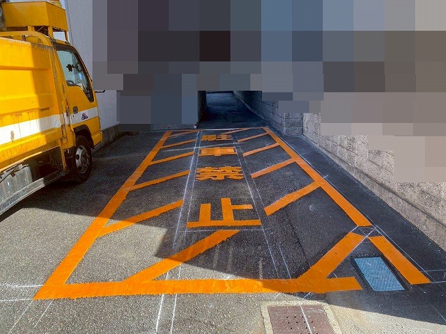 甲府市で駐車禁止のライン引き・文字入れを行う様子（アトムライン）