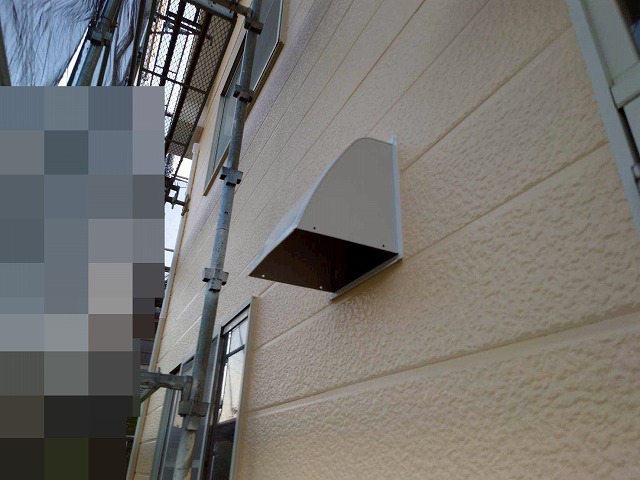 山梨市で付帯部（換気フード）をファインSiでシリコン塗装する様子