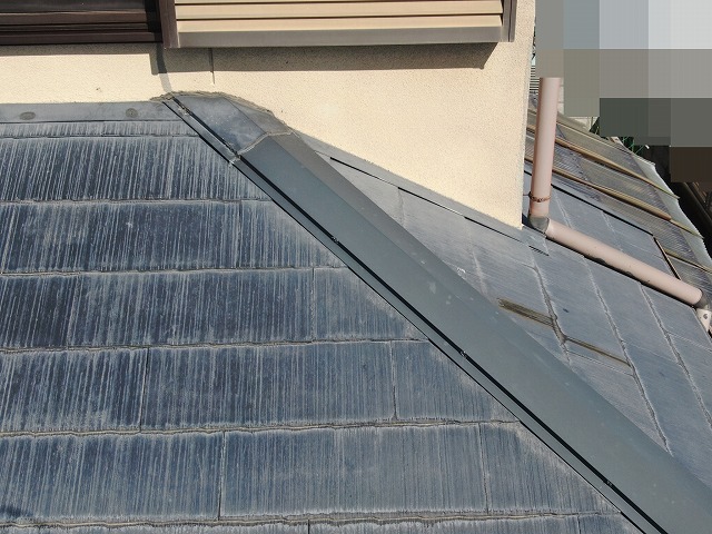 南アルプス市でスレート（コロニアル・カラーベスト）屋根の棟板金の継ぎ目（シーリング）が劣化している様子