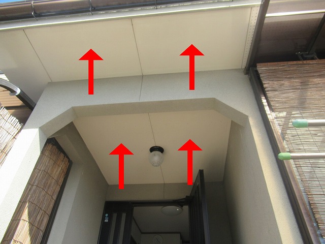 南アルプス市で軒天に黒ずみ（雨染み）が発生している様子