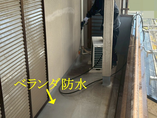 南アルプス市で塗装前の床（ベランダ防水床）を高圧洗浄する様子