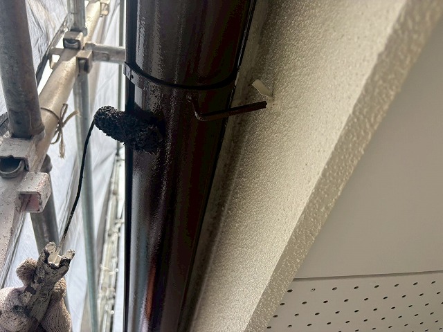 仕上げ中の軒樋塗装