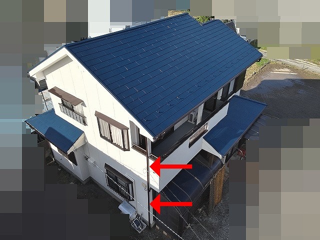 建物側面の雨樋全景ビフォーアフター（塗装後）