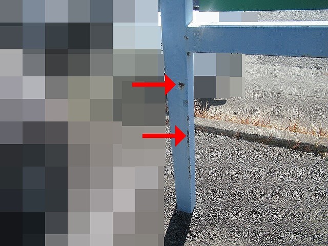 鉄柱側面に出た錆び