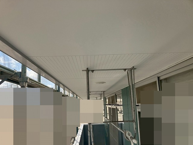 通路全体の軒天完成