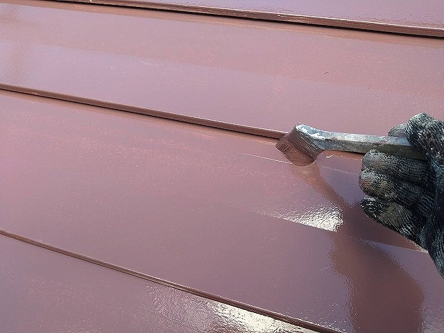 北杜市で金属屋根塗装に遮熱塗料サーモアイSiを使用する様子