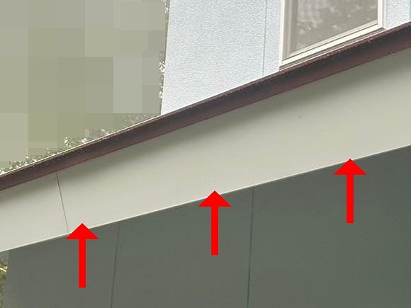 北杜市で木部の破風に板金カバー工法を行う様子