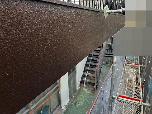 甲府市でパラぺット塗装で上塗りを行う様子