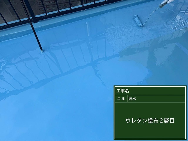甲府市で屋上防水とベランダ（バルコニー防水）に液体のウレタン樹脂を2回する様子