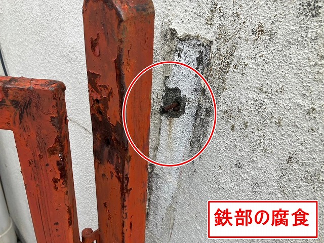甲府市で塗膜剥がれ・錆びの発生した門扉（金具の腐食あり）