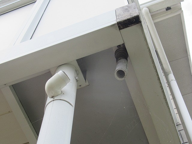 南アルプス市でベランダのドレン（排水溝）と竪樋を繋ぐパイプが破損している様子
