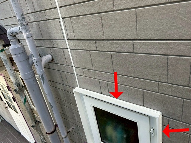 南アルプス市で窓・ドア・換気フードのサッシ廻りにシーリング増し打ち工事を行う様子（完工時）