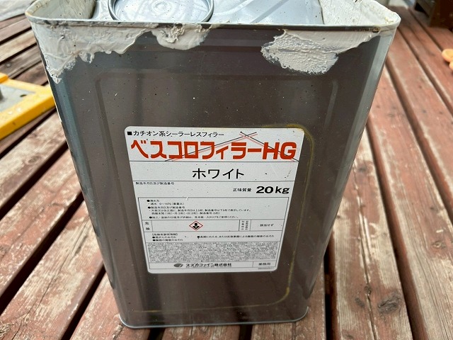南アルプス市で屋根にベスコロフィラーHGを下塗りする様子