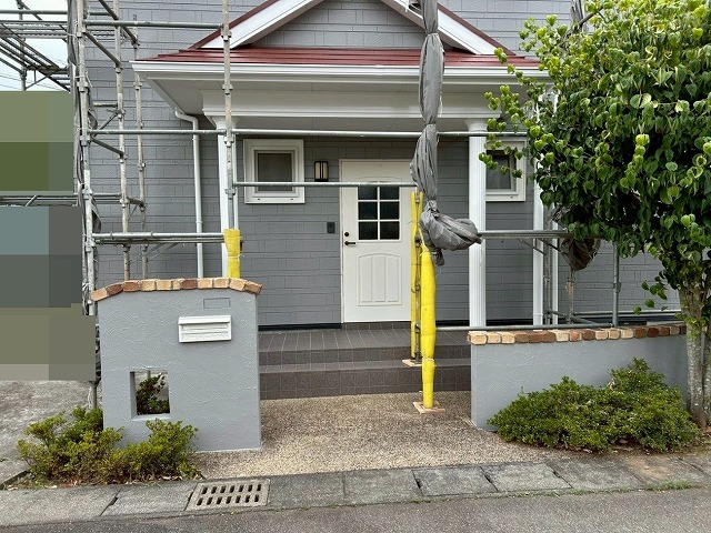 南アルプス市で目隠し擁壁にパーフェクトトップSi塗装のビフォーアフター