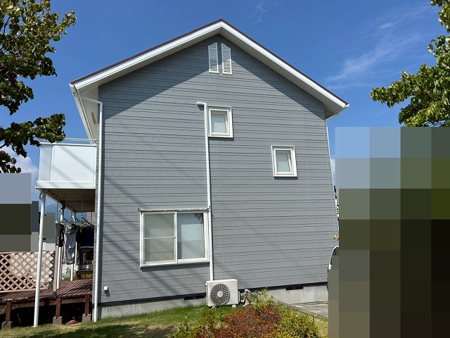 南アルプス市で黄ばみの目立つヤギリ（通気口・ガラリ・ルーバー）に吹き付け塗装を行う様子