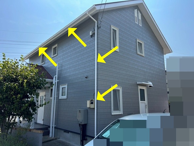 南アルプス市で雨樋に塗装する様子