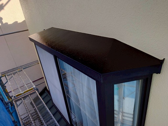 西八代郡市川三郷町で出窓の天板を塗装する様子（ビフォーアフター）