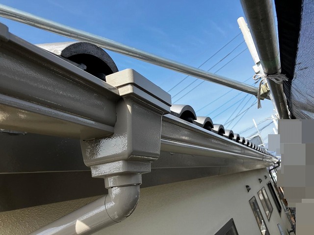 笛吹市で交換した集水器・軒樋にファインSiで塗装する様子
