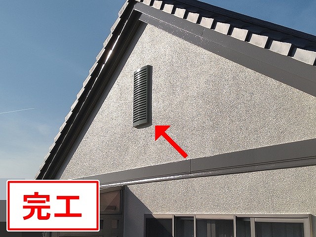 笛吹市で矢切（破風）の飾り（換気口）に塗装を行う様子