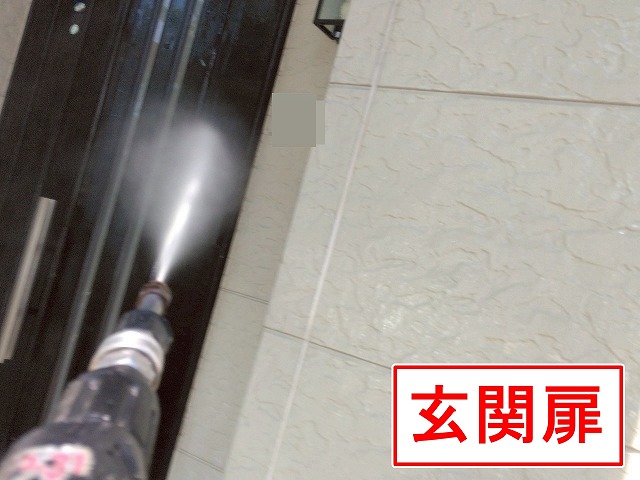 笛吹市で玄関扉に高圧洗浄を行う様子