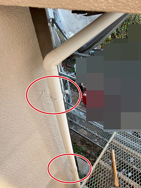 笛吹市で竪樋の交換（雨樋交換）を行う様子