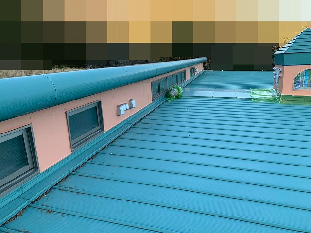 南都留郡富士河口湖町でALCパネル外壁に仕上げ塗装（上塗り）を行う様子