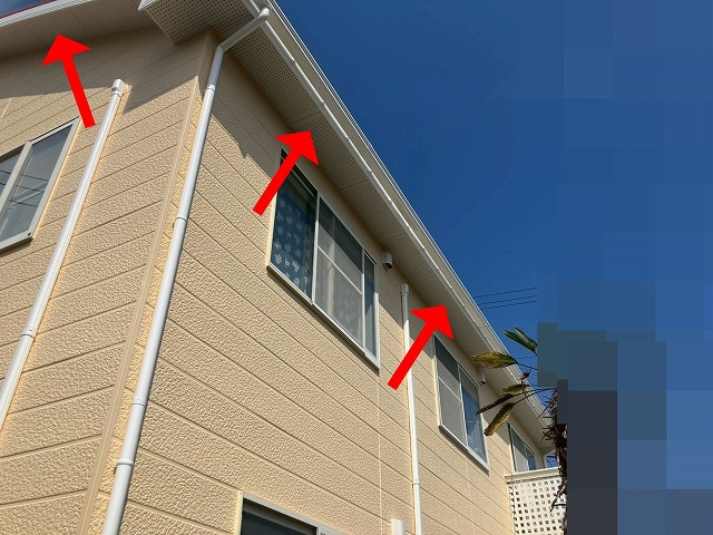 山梨市で軒天塗装をして、塗膜保護（防カビ・防藻）を行う様子