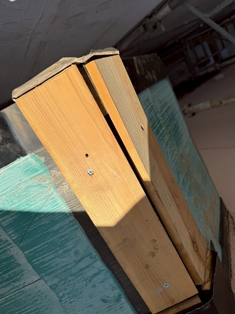 笛吹市で下屋根の板金交換を行う様子