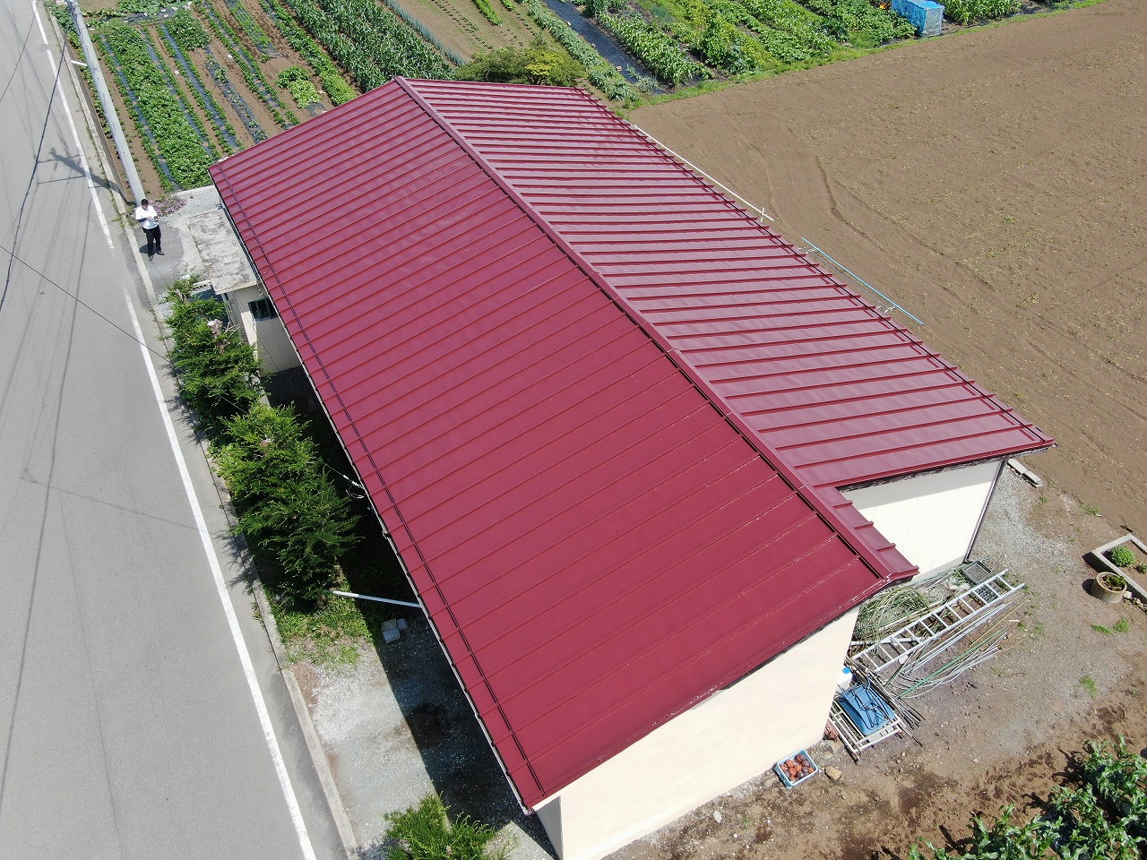 富士河口湖町の大きな平屋で屋根塗装工事が完成し、お客様にお喜びの声をいただきました